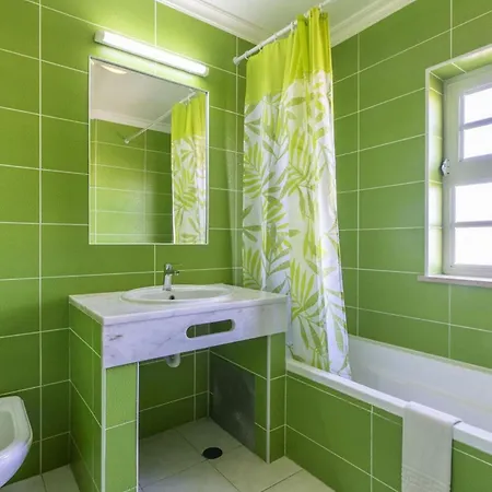 In Close To Olhos De Agua Holiday home *